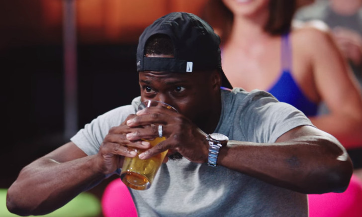 Jongens beginnen voor aan bier yoga